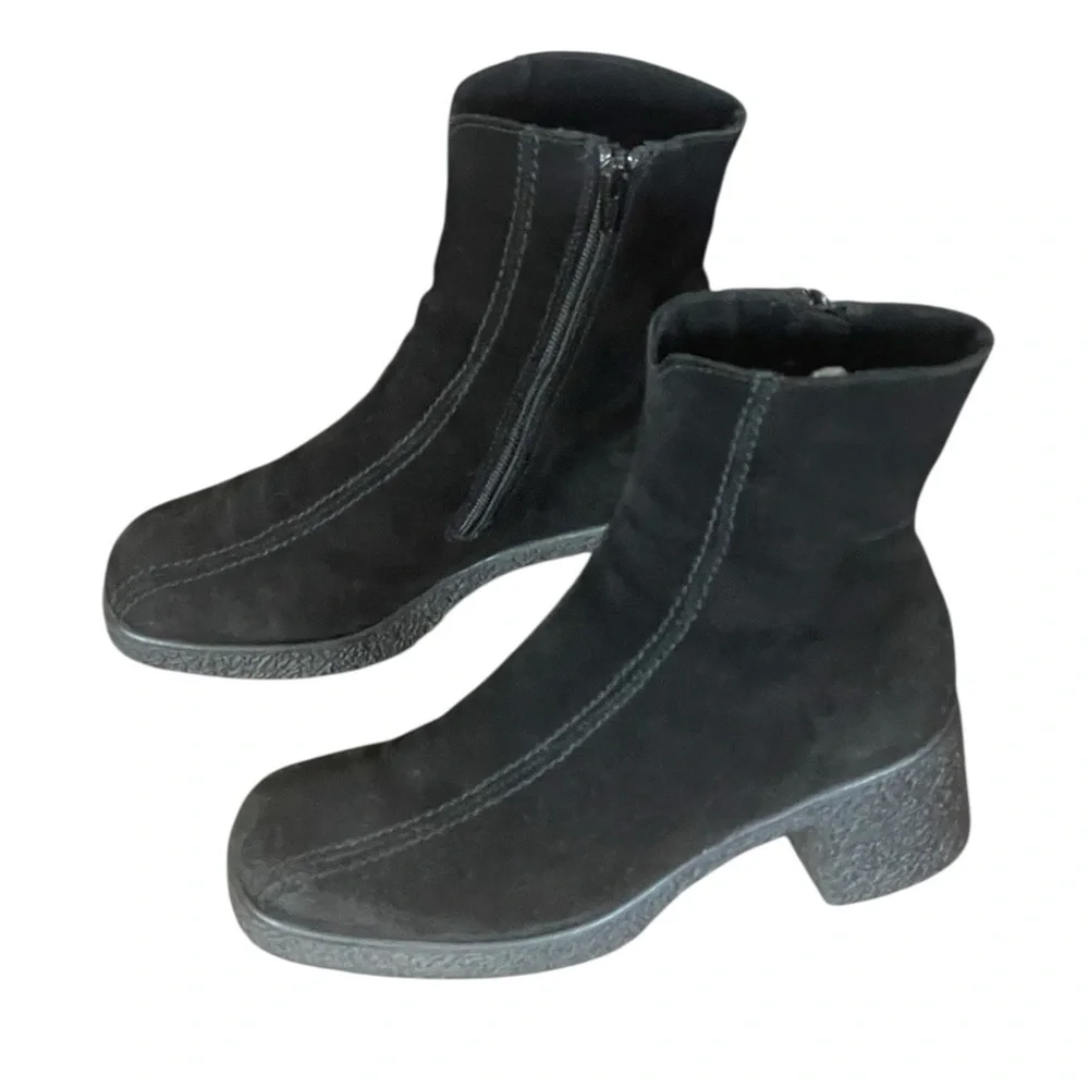 La Canadienne Elizabeth wedge heeled suede boots. Size 6 1/2. GUC